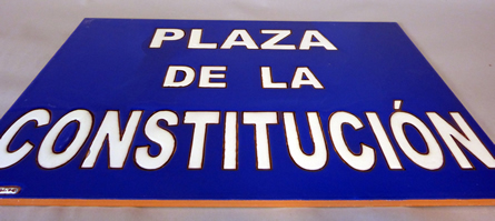 Placa de Calle de Cerámica Azul y Letras Blancas